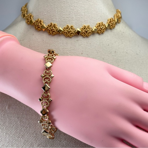 Stunning Vintage 1971 Avon Precious Pretenders Necklace Bracelet Set Gold Tone
